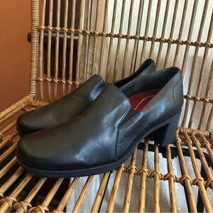 Beautiful Munro Black Leather 2 inch Block Heel Slip-On Pumps Size 10 M.